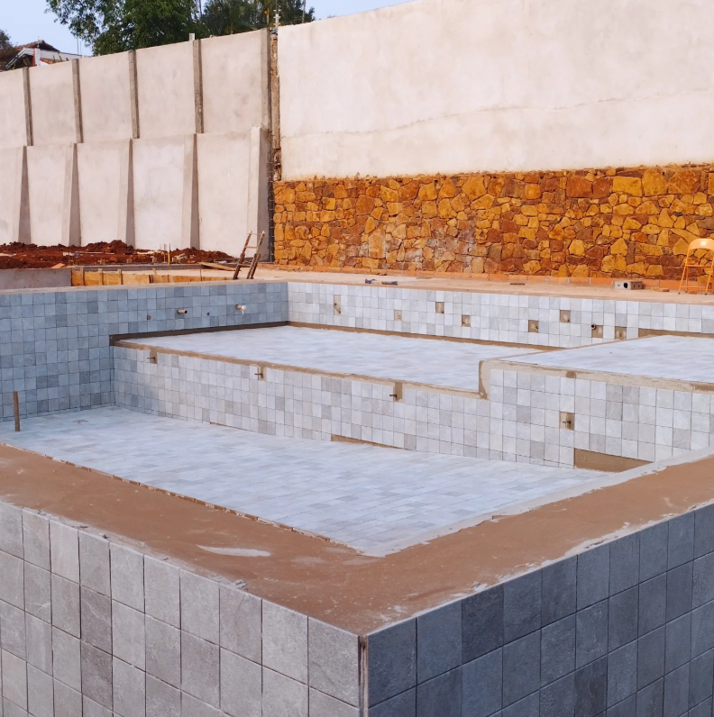 Piscina com revestimento cerâmico em execução