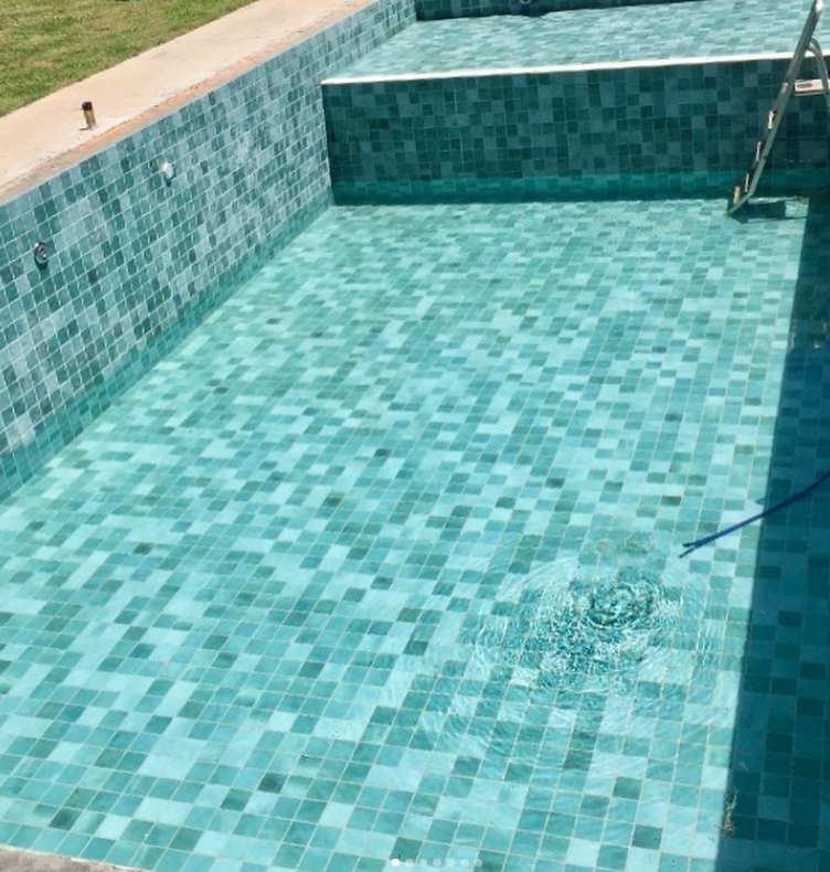 Piscina revestida com pastilha — obra finalizada Paulinho Pisos